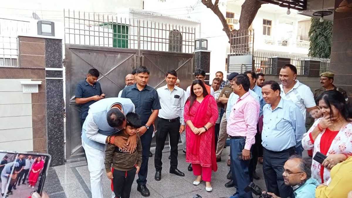 उप मुख्यमंत्री पाठक पहुंचे गाजियाबाद, डेंगू को लेकर अधिकारियों के साथ की बैठक